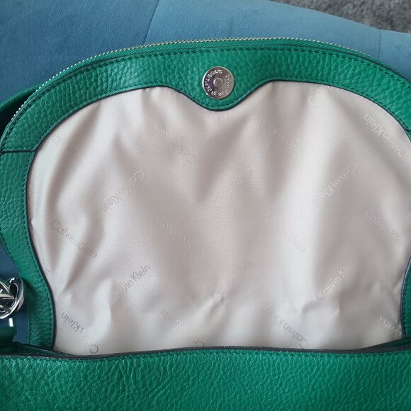 Calvin Klein green pebbled leather shoulder with silver hardware - Picture 8 of 16